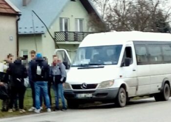 Funkcjonariusze świętokrzyskiej drogówki zatrzymali kierowcę kursowego busa, który pod wpływem alkoholu przewoził pasażerów na trasie z Chmielnika do Pińczowa / świętokrzyska policja