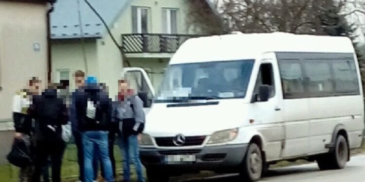 Funkcjonariusze świętokrzyskiej drogówki zatrzymali kierowcę kursowego busa, który pod wpływem alkoholu przewoził pasażerów na trasie z Chmielnika do Pińczowa / świętokrzyska policja
