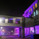 Kielce. W geście solidarności z wcześniakami, Wojewódzki Szpital Zespolony w Światowym Dniu Wcześniaka, rozbłysł na fioletowo / Wojewódzki Szpital Zespolony w Kielcach