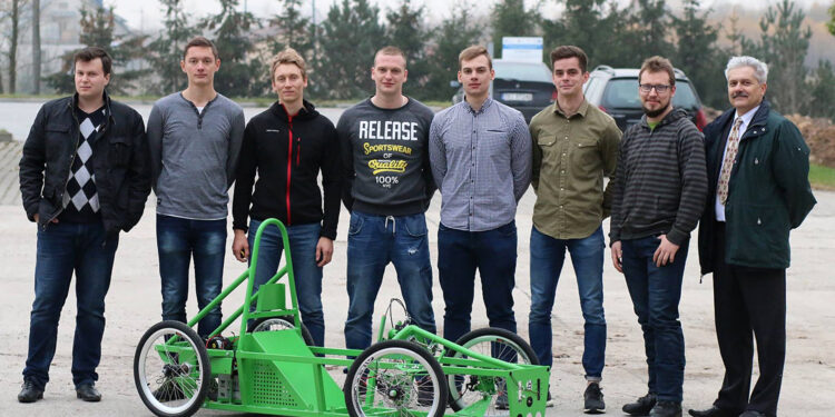 Bolid, którym studenci Politechniki Świętokrzyskiej będą rywalizować w wyścigach pojazdów elektrycznych Greenpower / Politechnika Świętokrzyska