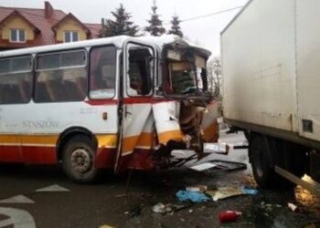 Wypadek w Koniemlotach. Ciężarówka zderzyła się z autobusem / PSP Staszów