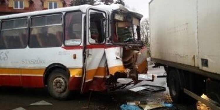 Wypadek w Koniemlotach. Ciężarówka zderzyła się z autobusem / PSP Staszów