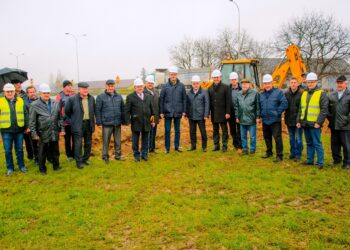 Symboliczne wbicie łopaty pod budowę sieci wodno–kanalizacyjnej / Grażyna Szlęzak-Wójcik / Radio Kielce