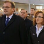 Uroczystości pogrzebowe Ludwika Machalskiego "Mnicha". Jan Józef  Kasprzyk, szef Urzędu ds.  Kombatantów  i Osób Represjonowanych, wojewoda  świętokrzyski Agata Wojtyszek, z tyłu poseł Marek Kwitek / Grażyna Szlęzak-Wójcik / Radio Kielce