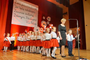 Uroczystości z okazji Święta Niepodległości organizowane przez Przedszkole nr 3 w Sandomierzu / Grażyna Szlęzak-Wójcik / Radio Kielce