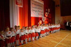 Uroczystości z okazji Święta Niepodległości organizowane przez Przedszkole nr 3 w Sandomierzu / Grażyna Szlęzak-Wójcik / Radio Kielce