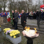 Sandomierz. Obchody 99. rocznicy odzyskania Niepodległości. Wieniec składa delegacja władz powiatu sandomierskiego. Od lewej: wicestarosta Wojciech Dzieciuch, sekretarz powiatu Paweł Niedźwiedź, starosta Stanisław Masternak / Grażyna Szlęzak-Wójcik / Radio Kielce