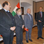 Sandomierz. Otwarcie wystawy pt. "Węgry 1956. Twarze i przedmioty". Od lewej: dr Janos Tischler, dyrektor Węgierskiego Instytutu Kultury w Warszawie, Akos Engelmayer, były ambasador Węgier w Polsce, burmistrz Sandomierza Marek Bronkowski , dyrektor Muzeum  Okręgowego dr  Dominik Abłamowicz / Grażyna Szlęzak-Wójcik / Radio Kielce