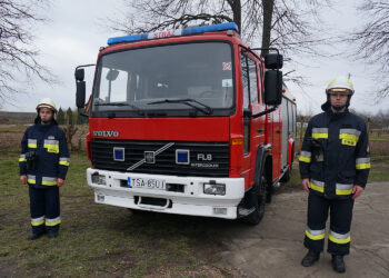 Dziurów. Przekazanie pojazdu ratowniczo-gaśniczego Ochotniczej Straży Pożarnej / Grażyna Szlęzak-Wójcik / Radio Kielce