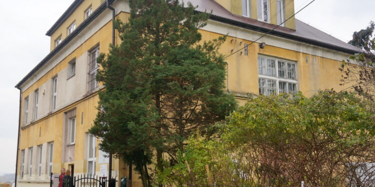W budynku byłej szkoły w Klimontowie będą prowadzone bezpłatne zajęcia dla dzieci / Ewa Pociejowska-Gawęda / Radio Kielce