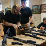 Jędrzejów. Wystawa broni i militariów / Ewa Pociejowska-Gawęda / Radio Kielce