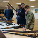 Jędrzejów. Wystawa broni i militariów / Ewa Pociejowska-Gawęda / Radio Kielce