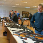 Jędrzejów. Wystawa broni i militariów / Ewa Pociejowska-Gawęda / Radio Kielce