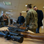 Jędrzejów. Wystawa broni i militariów / Ewa Pociejowska-Gawęda / Radio Kielce