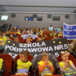 Minister Spraw Wewnętrznych i Administracji Mariusz Błaszczak nagrodził dzieci za udział w konkursie wiedzy o ruchu drogowym / Ewa Pociejowska-Gawęda / Radio Kielce