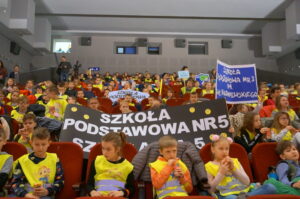 Minister Spraw Wewnętrznych i Administracji Mariusz Błaszczak nagrodził dzieci za udział w konkursie wiedzy o ruchu drogowym / Ewa Pociejowska-Gawęda / Radio Kielce