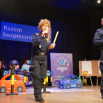 Minister Spraw Wewnętrznych i Administracji Mariusz Błaszczak nagrodził dzieci za udział w konkursie wiedzy o ruchu drogowym / Ewa Pociejowska-Gawęda / Radio Kielce