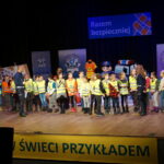 Minister Spraw Wewnętrznych i Administracji Mariusz Błaszczak nagrodził dzieci za udział w konkursie wiedzy o ruchu drogowym / Ewa Pociejowska-Gawęda / Radio Kielce