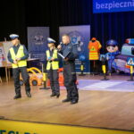 Minister Spraw Wewnętrznych i Administracji Mariusz Błaszczak nagrodził dzieci za udział w konkursie wiedzy o ruchu drogowym / Ewa Pociejowska-Gawęda / Radio Kielce