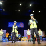 Minister Spraw Wewnętrznych i Administracji Mariusz Błaszczak nagrodził dzieci za udział w konkursie wiedzy o ruchu drogowym / Ewa Pociejowska-Gawęda / Radio Kielce