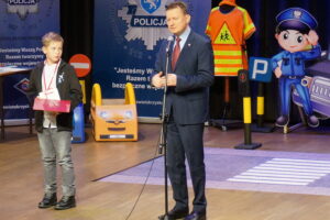 Minister Spraw Wewnętrznych i Administracji Mariusz Błaszczak wręczył 10-letniemu Aleksandrowi medal "Młody bohater" / Ewa Pociejowska-Gawęda / Radio Kielce