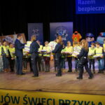 Minister Spraw Wewnętrznych i Administracji Mariusz Błaszczak nagrodził dzieci za udział w konkursie wiedzy o ruchu drogowym / Ewa Pociejowska-Gawęda / Radio Kielce