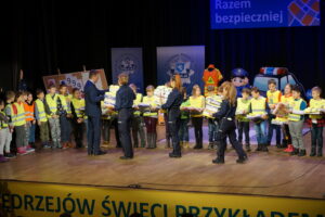 Minister Spraw Wewnętrznych i Administracji Mariusz Błaszczak nagrodził dzieci za udział w konkursie wiedzy o ruchu drogowym / Ewa Pociejowska-Gawęda / Radio Kielce