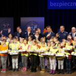 Minister Spraw Wewnętrznych i Administracji Mariusz Błaszczak nagrodził dzieci za udział w konkursie wiedzy o ruchu drogowym / Ewa Pociejowska-Gawęda / Radio Kielce