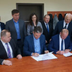 W zakładzie utylizacji odpadów w Janczycach będzie proekologiczna sortownia odpadów. Na zdjęciu: Marek Szczepanik - członek zarządu województwa świętokrzyskiego, Adam Jarubas - marszałek województwa świętokrzyskiego, Leszek Wołowiec - prezes Zarządu Międzygminnego Zakładu Gospodarki Odpadami Komunalnymi w Janczycach / Michał Kita / Radio Kielce