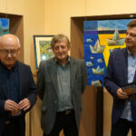 Kielce. Wernisaż malarstwa Jacka Frąckiewicza w Galerii Wieża Sztuki. Na zdjęciu (od lewej): profesor Piotr Rosiński, Jacek Frąckiewicz i Arkadiusz Latos / Katarzyna Prędotka / Radio Kielce