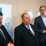 Ameliówka. Spotkanie Związku Powiatów Polskich. Od lewej: Michał Godowski, starosta kielecki, Ludwik Węgrzyn, prezes Związków Powiatów Polskich (starosta bocheński) oraz marszałek Adam Jarubas / Michał Kita / Radio Kielce