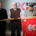 Od prawej: kpt Tadeusz Zyzik ze Stowarzyszenia Pamięci Narodowej "Czwartak” w Kielcach, Grzegorz Waśniewski, założyciel i prezes Stowarzyszenia Józefa Piłsudskiego „Orzeł Strzelecki” w Kanadzie, Wojciech Tomkiel, kielczanin mieszkający w Warszawie, organizator podróży po Polsce Grzegorza Waśniewskiego i Krzysztof Witkowski ze Stowarzyszenia Pamięci Narodowej "Czwartak" w Kielcach / Kamil Król / Radio Kielce