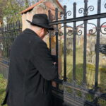 Starachowice. Odwiedzający Kirkut przy ulicy Bieszczadzkiej / Tomasz Piwko / Radio Kielce