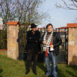 Starachowice. Odwiedzający Kirkut przy ulicy Bieszczadzkiej / Tomasz Piwko / Radio Kielce