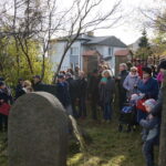 Starachowice. Odwiedzający Kirkut przy ulicy Bieszczadzkiej / Tomasz Piwko / Radio Kielce