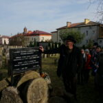 Starachowice. Odwiedzający Kirkut przy ulicy Bieszczadzkiej / Tomasz Piwko / Radio Kielce