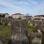 Starachowice. Odwiedzający Kirkut przy ulicy Bieszczadzkiej / Tomasz Piwko / Radio Kielce