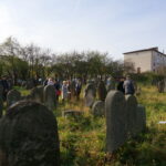 Starachowice. Odwiedzający Kirkut przy ulicy Bieszczadzkiej / Tomasz Piwko / Radio Kielce