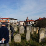 Starachowice. Odwiedzający Kirkut przy ulicy Bieszczadzkiej / Tomasz Piwko / Radio Kielce