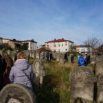 Starachowice. Odwiedzający Kirkut przy ulicy Bieszczadzkiej / Tomasz Piwko / Radio Kielce