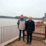 Zalew w Suchedniowie po rewitalizacji. Od lewej: wiceburmistrz Dariusz Miernik i burmistrz Suchedniowa Cezary Błach / Tomasz Piwko / Radio Kielce