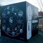 Suchedniów. Sześcian przed Suchedniowskim Ośrodkiem Kultury "Kuźnica" / Tomasz Piwko / Radio Kielce