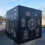 Suchedniów. Sześcian przed Suchedniowskim Ośrodkiem Kultury "Kuźnica" / Tomasz Piwko / Radio Kielce