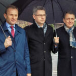 Piekoszów. Przekazanie do użytku kolejnych wyremontowanych odcinków trasy wojewódzkiej nr 761. Na zdjęciu (od lewej): Zbigniew Piątek - wójt gminy Piekoszów, Damian Urbanowski - dyrektor Świętokrzyskiego Zarządu Dróg Wojewódzkich, Jan Maćkowiak - wicemarszałek województwa świętokrzyskiego / Marcin Różyc / Radio Kielce