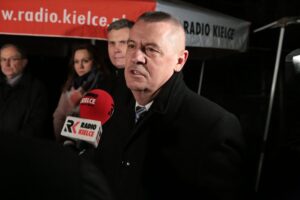 Busko-Zdrój. Protest kupców przeciwko planom władz miasta, które chcą przenieść pasaż handlowy / Piotr Michalski / Radio Kielce