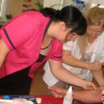 Ostrowiec. Sobota ze zdrowiem. Joanna Pikus i Beata Cieślik podczas pobierania krwi / Anna Głąb / Radio Kielce