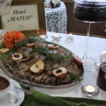 Tokarnia. Wręczenie certyfikatów marki "Świętokrzyska Kuźnia Smaków". Prezentacja produktów / Krzyszfof Bujnowicz / Radio Kielce