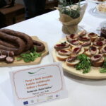 Tokarnia. Wręczenie certyfikatów marki "Świętokrzyska Kuźnia Smaków". Prezentacja produktów / Krzyszfof Bujnowicz / Radio Kielce