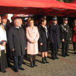 Lubienia. Poświęcenie nowego wozu strażackiego dla jednostki OSP Lubienia. Pojazd poświęcił ks. Henryk Wólczyński, powiatowy duszpasterz straży pożarnej / Anna Głąb / Radio Kielce