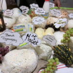 Tokarnia. Wręczenie certyfikatów marki "Świętokrzyska Kuźnia Smaków". Prezentacja produktów / Krzyszfof Bujnowicz / Radio Kielce